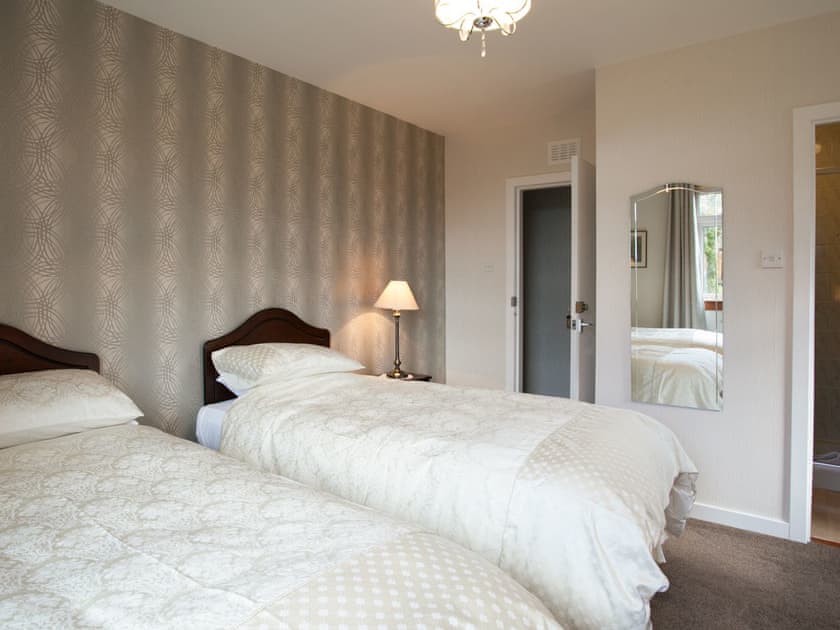 Good-sized twin bedroom with en-suite | Strone Farm House, Banavie, Fort William