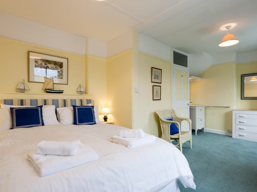 Spacious master bedroom  | Church Street 23, Salcombe
