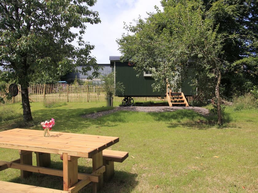 Spacious garden area with outdoor seating | Farmer Oak’s Hut, Dippertown, near Tavistock