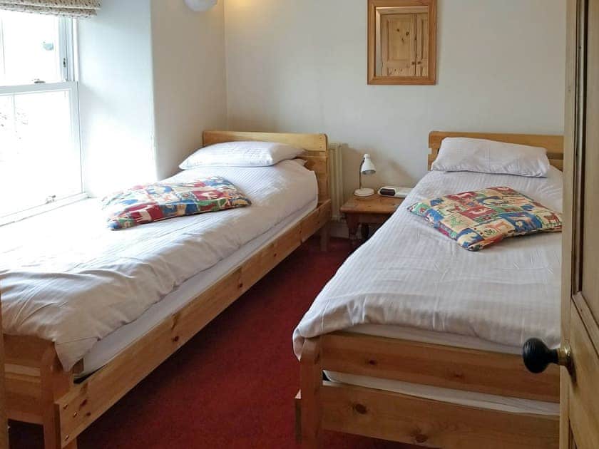 Good-sized twin bedroom | Glenmore Cottage, Ambleside