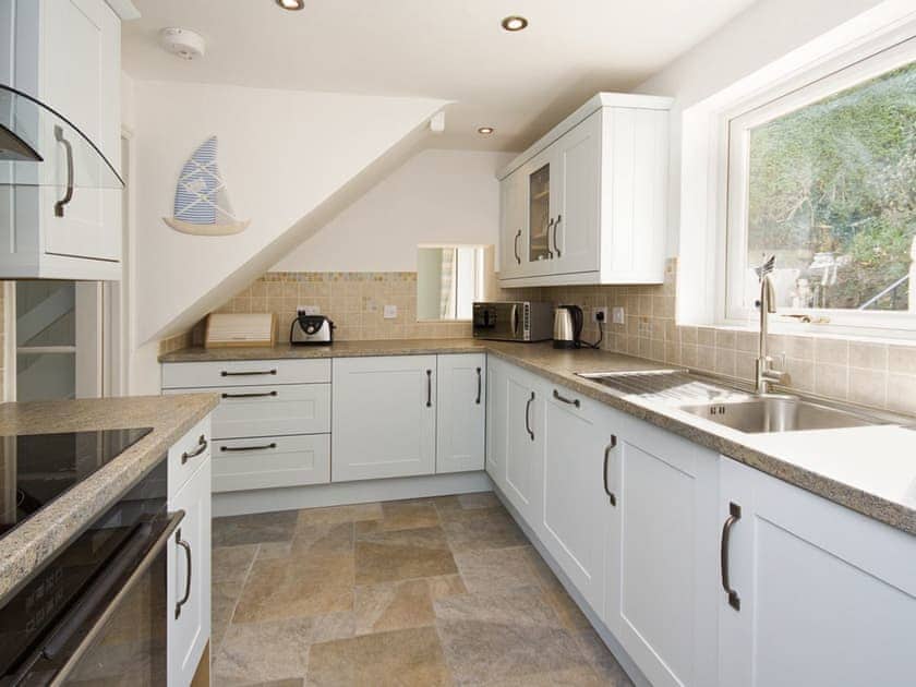 Comprehensively equipped fitted kitchen | End House, Salcombe