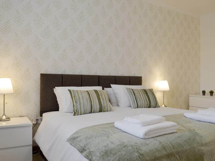 Relaxing super kingsize bedroom with en-suite | Fern Spree, Buxton