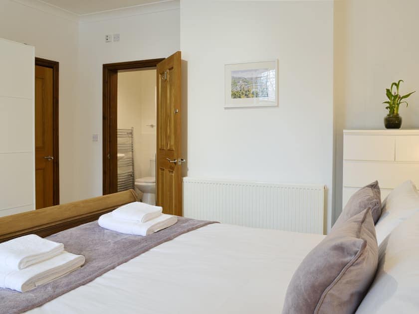 Light and airy super kingsize bedroom with en-suite shower room | Fern Spree, Buxton