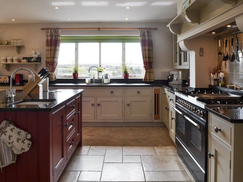 Well equipped kitchen with range cooker | Bodrydd - Bodrydd, Rhoshirwaun, near Pwllheli