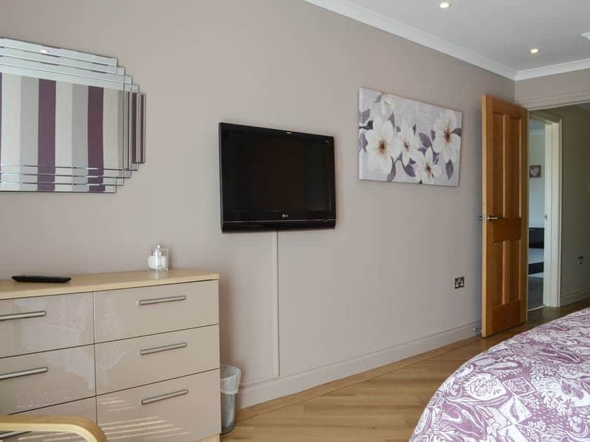 Kingsize bedroom with freeview TV & en-suite | Bodrydd - Bodrydd, Rhoshirwaun, near Pwllheli