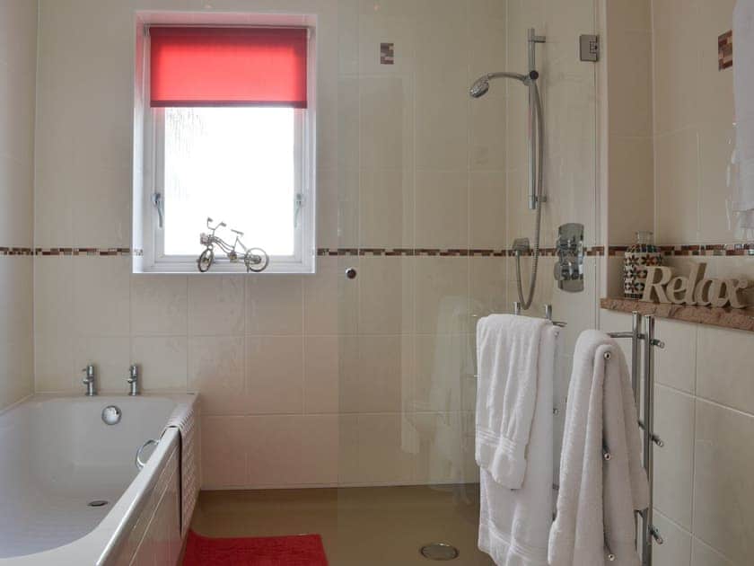 En-suite bathroom | Bodrydd - Bodrydd, Rhoshirwaun, near Pwllheli