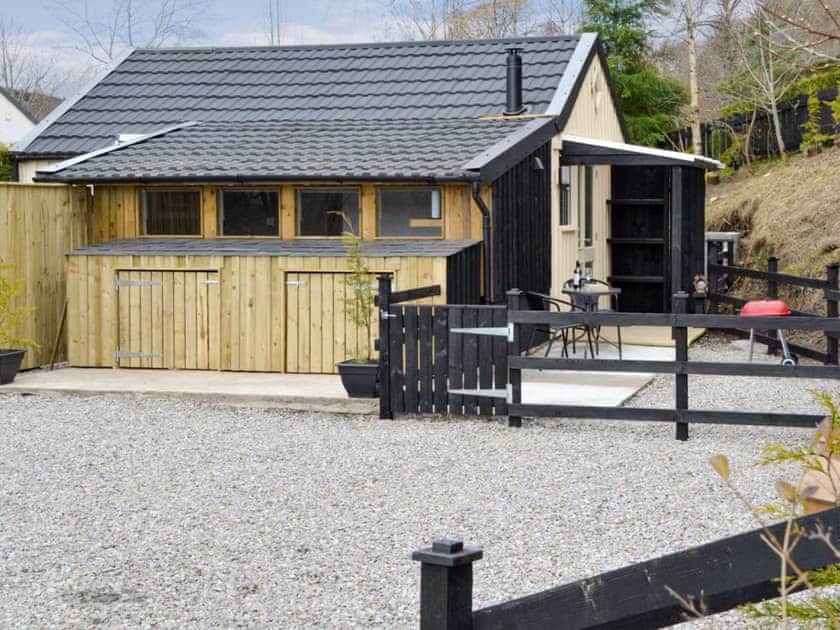 Private parking area and enclosed patio | Heron&rsquo;s Rest Cottage - Milton, Drumnadrochit, near Inverness