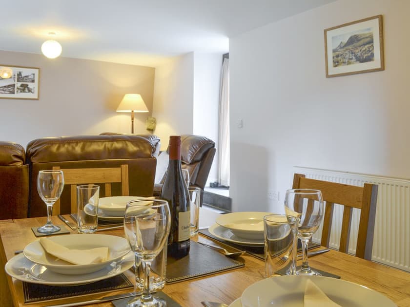 Convenient dining area | Beudy, Rhyd Ddu, Caernarfon