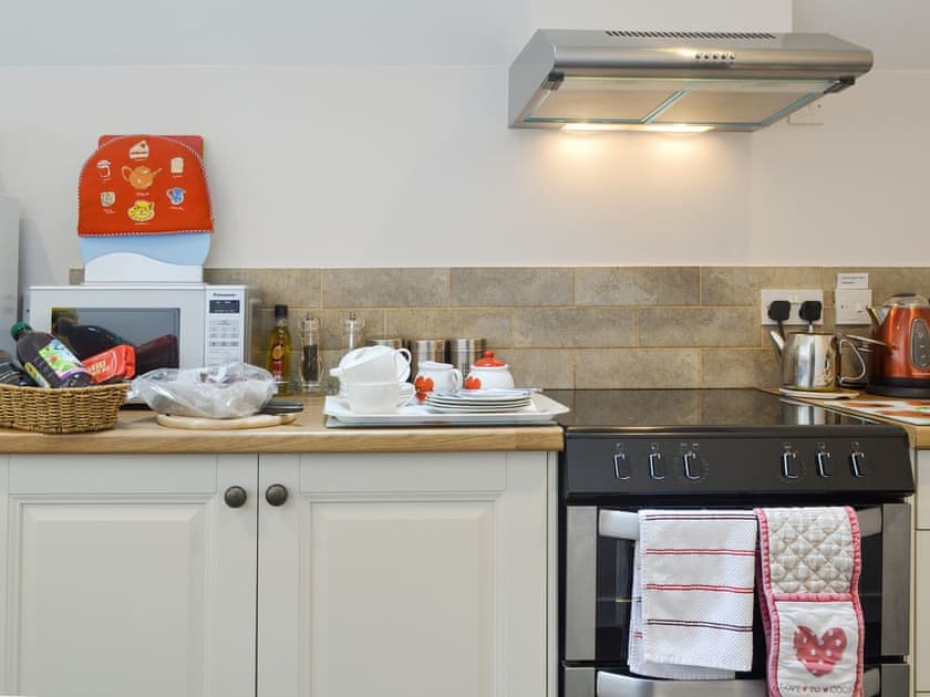 Well-equipped fitted kitchen | Beudy, Rhyd Ddu, Caernarfon
