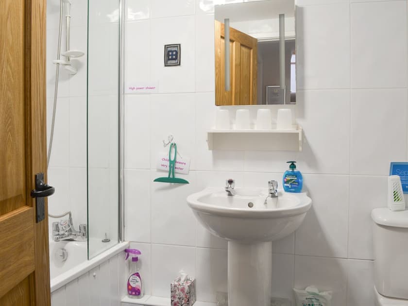 Family bathroom with shower over bath | Beudy, Rhyd Ddu, Caernarfon