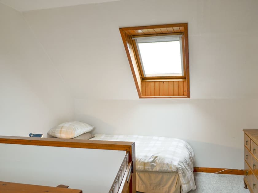 Good-sized twin bedroom | Blairhosh Cottage, Balloch, Loch Lomond
