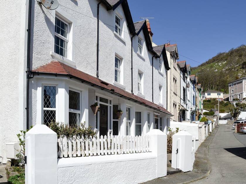 Beautifully presented and ideally located, semi-detached holiday property | Llwynon Cottage, Llandudno