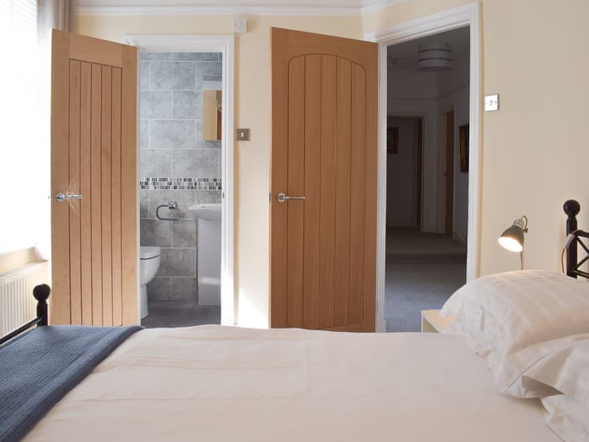 Double bedroom with en-suite | 28 The Promenade, Southport