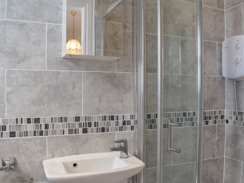 Lovely en-suite shower room | 28 The Promenade, Southport