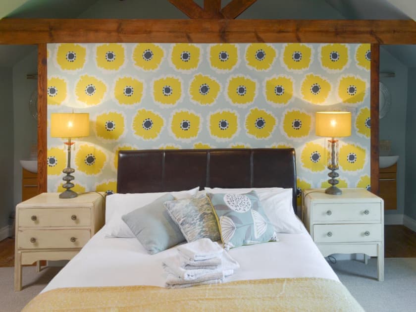 Relaxing double bedroom with twin vanity units | The Malt Shovel, Alton, near Matlock