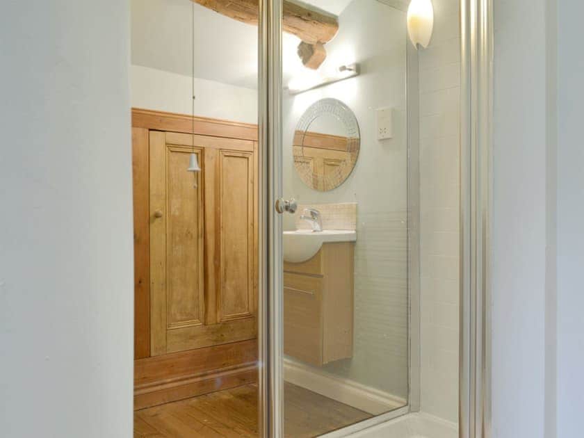 Shower cubicle within twin bedroom | The Malt Shovel, Alton, near Matlock