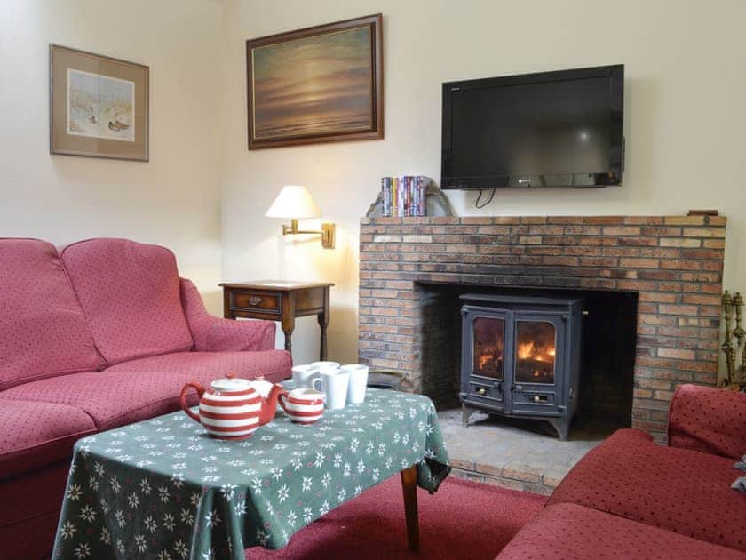 Living room with dining area | Inverchroskie Cottage - Inverchroskie, Enochdhu, near Pitlochry