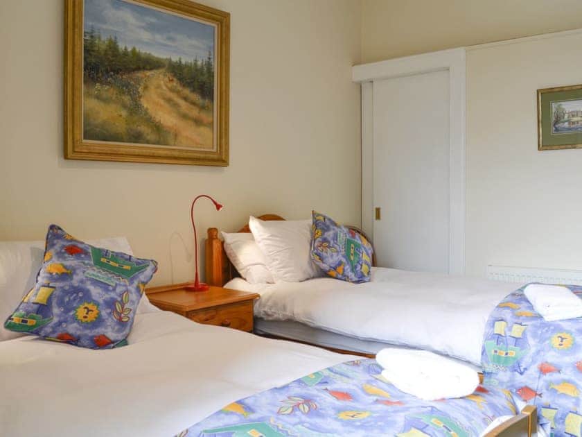 Twin bedroom | Inverchroskie Cottage - Inverchroskie, Enochdhu, near Pitlochry