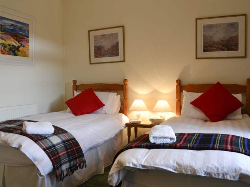 Twin bedroom | Inverchroskie Cottage - Inverchroskie, Enochdhu, near Pitlochry