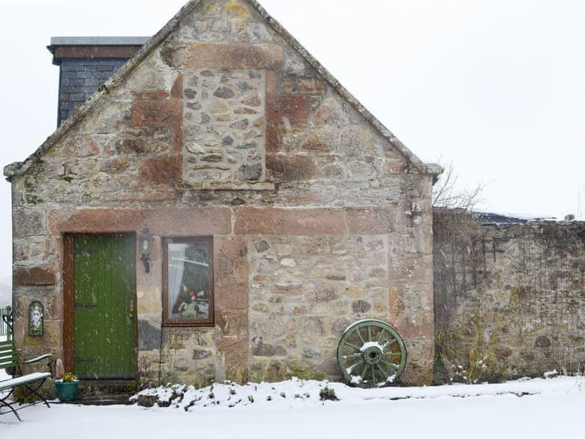 House Thistledown Cottage in Daviot, near Inverness
