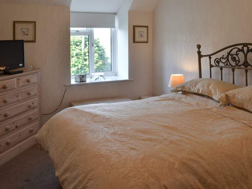 Double bedroom with TV | Grans Cottage, Detchant, Belford