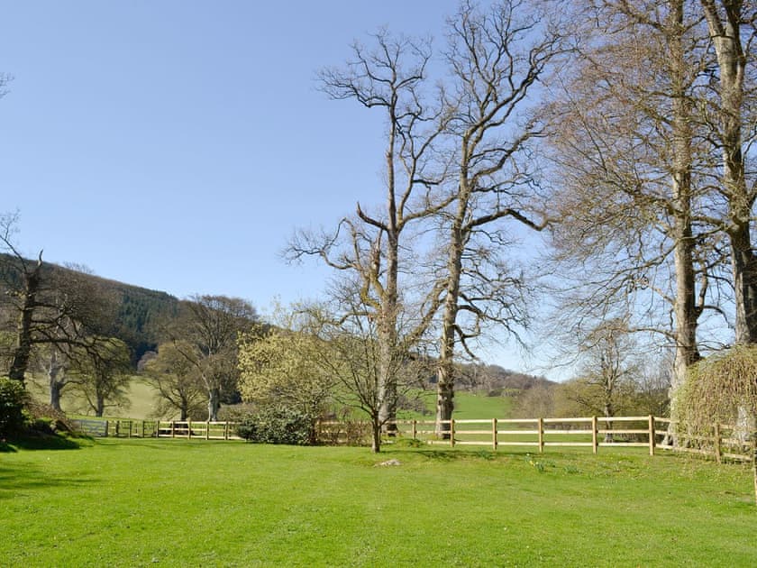 Meticulously maintained grounds | Crogen Coach House, Bala