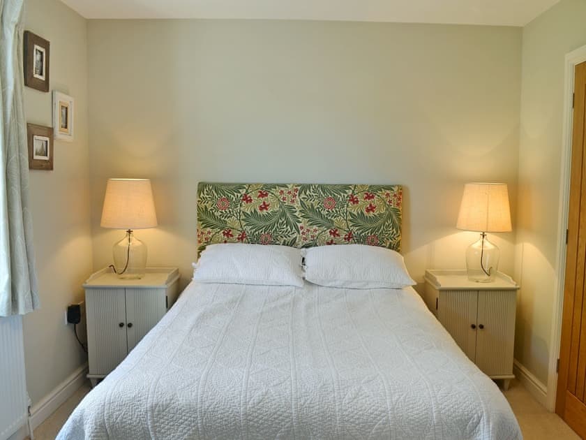 Elegantly decorated double bedroom with en-suite | Dudrich Cottage, St Margaret’s-at-Cliffe