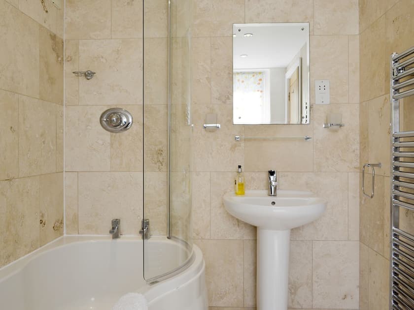 En-suite bathroom with shower over bath | The Mill Race, Applethwaite near Keswick