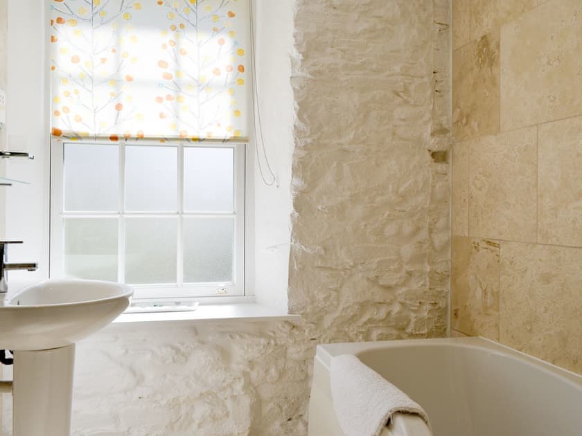 En-suite bathroom with shower over bath | The Mill Race, Applethwaite near Keswick