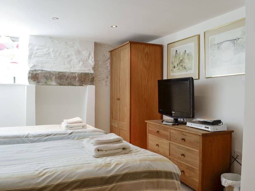 Twin bedroom with ‘zip-link’ beds that can be set as double | The Mill Race, Applethwaite near Keswick
