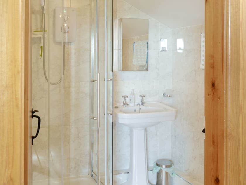 En-suite shower room and WC | Hutter Hill Barn East, Silsden near Skipton