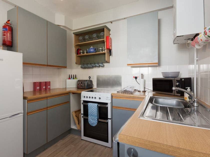 Well-equipped kitchen | Sandquay View, Dartmouth