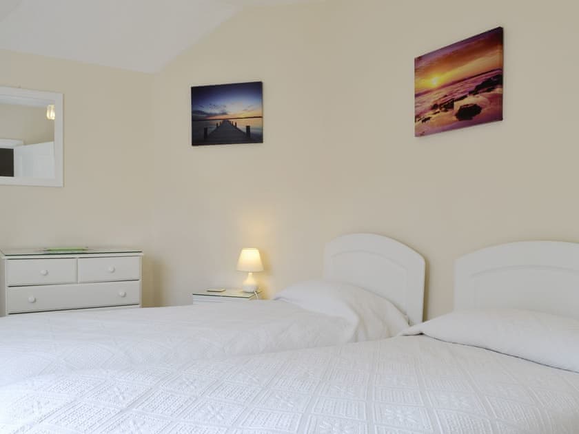 Good-sized twin bedroom | The Lodge - Scarning Dale Cottages, Scarning, near Dereham