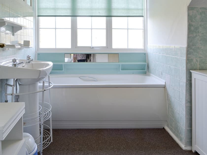 Family bathroom  | The Lodge - Scarning Dale Cottages, Scarning, near Dereham