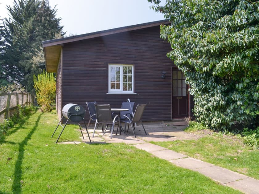 Paved patio area with outdoor furniture | The Cottage - Scarning Dale Cottages, Scarning, near Dereham