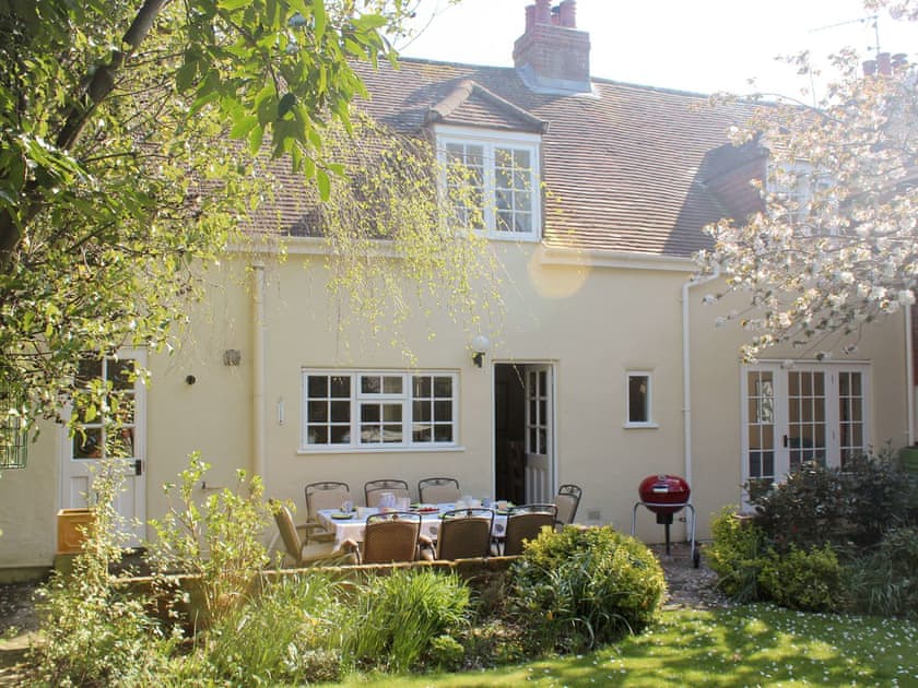 Enclosed lawned garden with sitting-out area, garden furniture and BBQ | The Bothy, Lymington