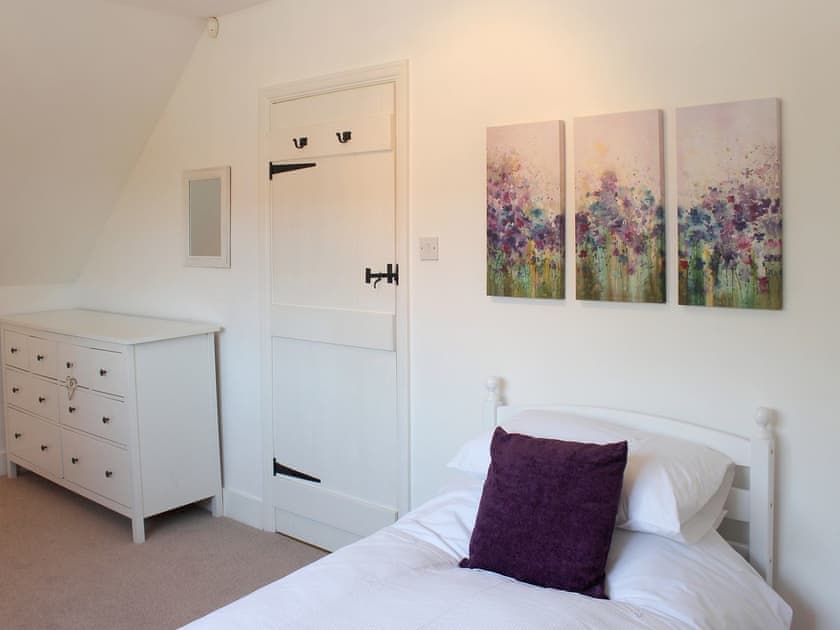 Roomy twin bedroom | The Bothy, Lymington