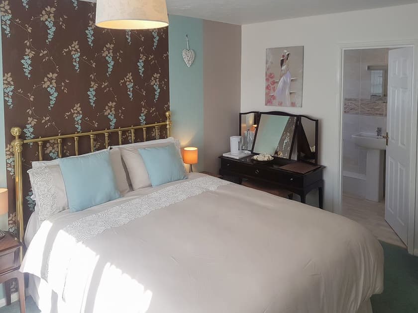 Inviting double bedroom with en-suite | The Willows, Hoveton, near Wroxham