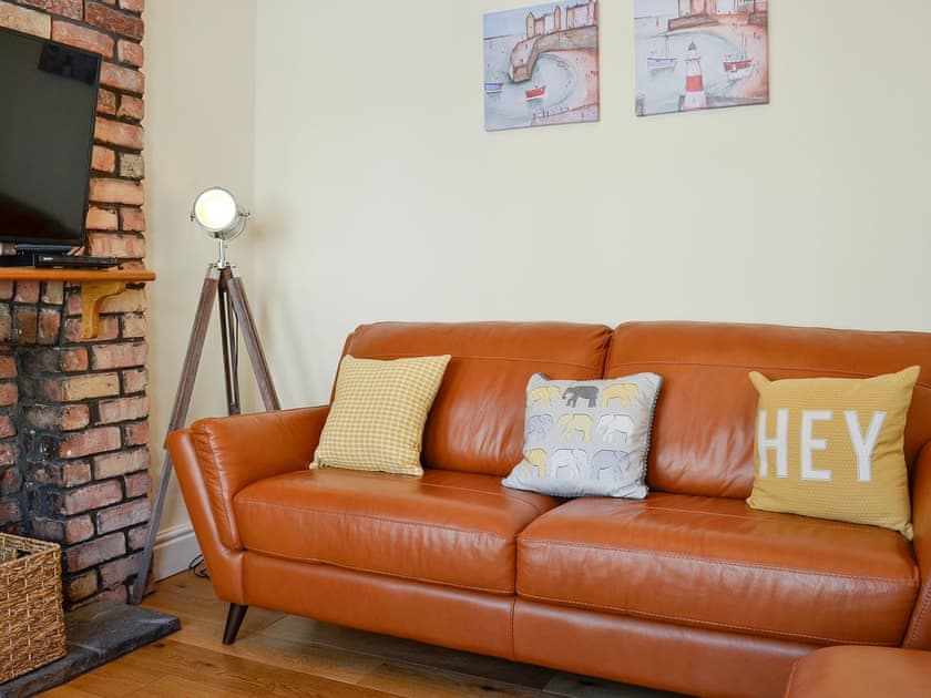 Living room with comfortable leather furniture | Llwynon Cottage, Llandudno