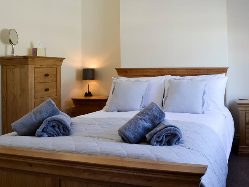 Warm and inviting double bedroom | Llwynon Cottage, Llandudno