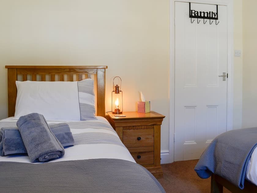 Comfortable twin bedroom | Llwynon Cottage, Llandudno