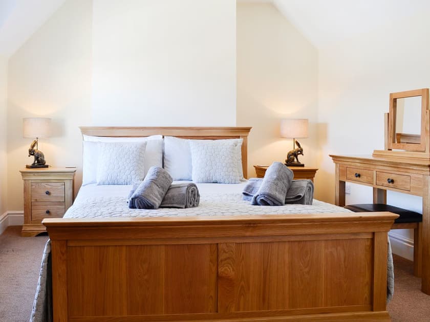 Double bedroom with kingsize bed | Llwynon Cottage, Llandudno