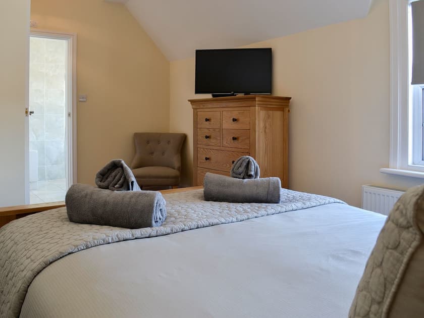 Double bedroom with en-suite | Llwynon Cottage, Llandudno