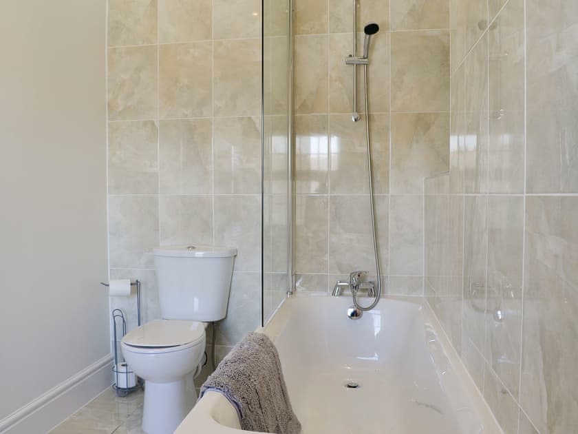 Ensuite with shower over the bath | Llwynon Cottage, Llandudno