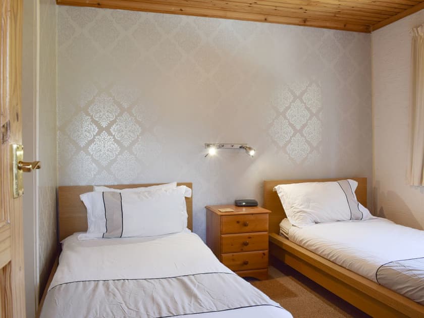 Good-sized twin bedroom | Meadows End - Meadowcroft Cottages - Meadowcroft Cottages, near Bowness-on-Windermere