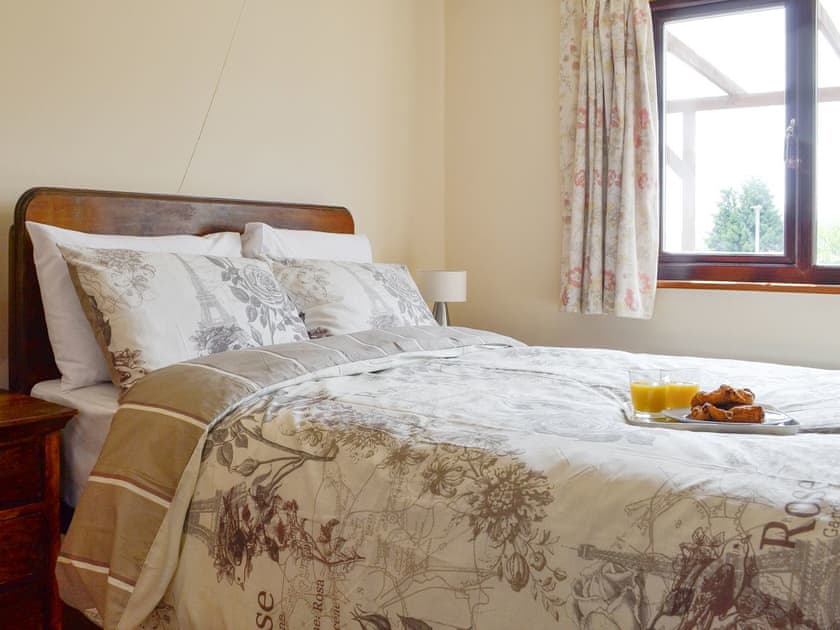 Relaxing double bedroom with en-suite | Three Views Bungalow, Talgarth, near Hay-on-Wye