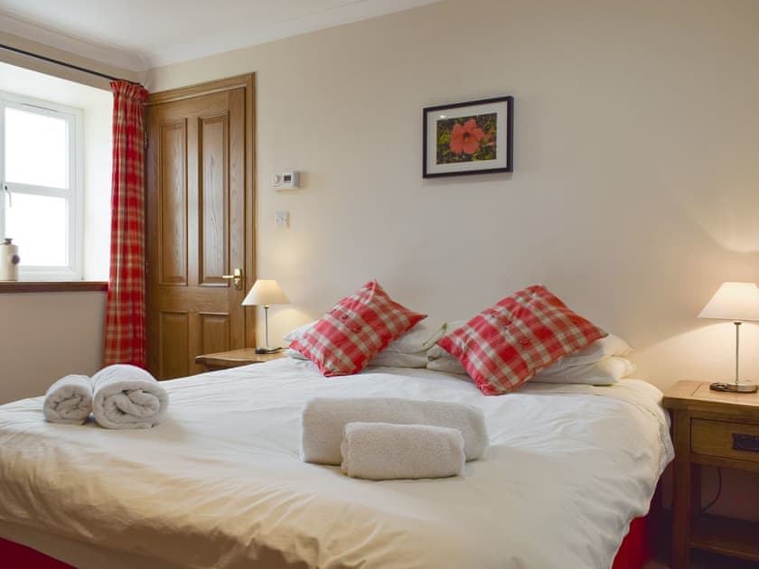 Relaxing double bedroom with en-suite facilities | White Wisp, Kinross