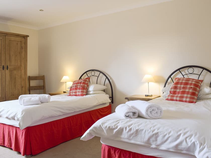 Good-sized twin bedroom with en-suite facilities | White Wisp, Kinross