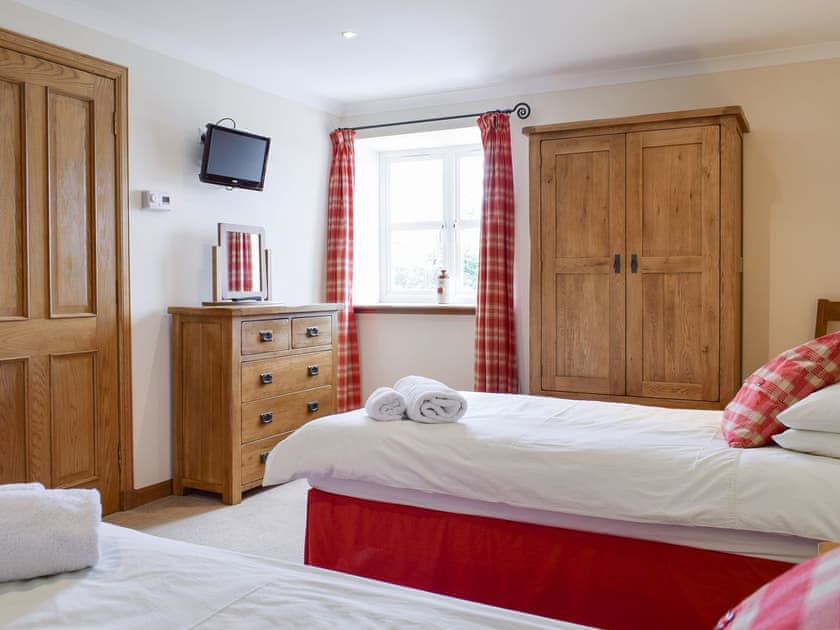 Attractive twin bedroom with en-suite facilities | White Wisp, Kinross