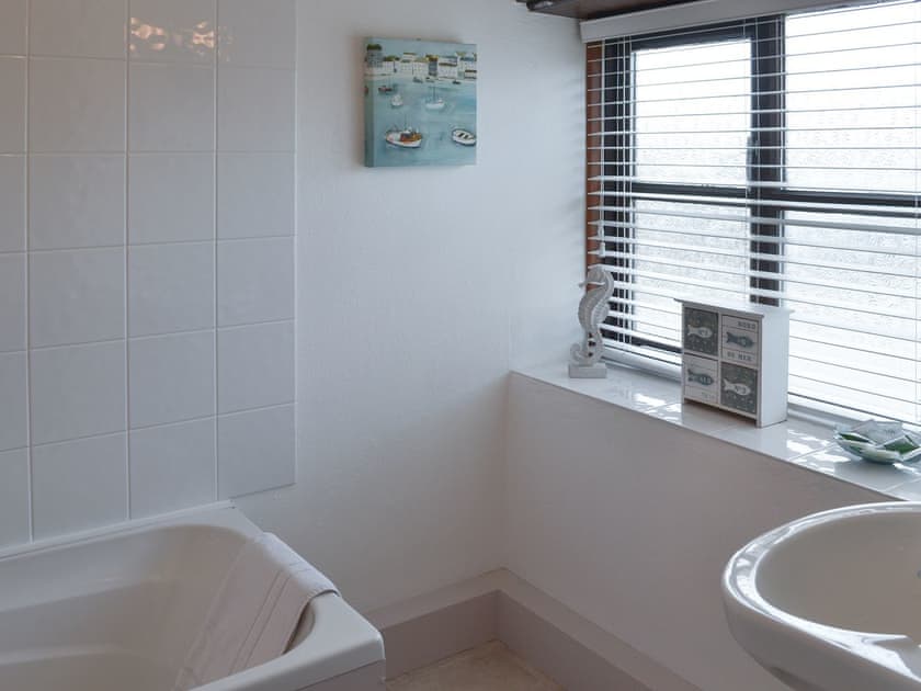 En-suite bathroom | The Barn - Talehay Cottages, Pelynt, near Looe